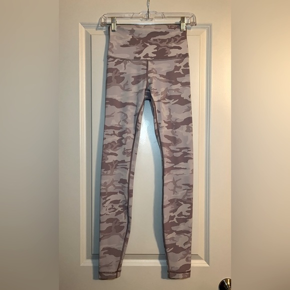 Lululemon Wunder Under High-Rise Tight 28"
Incognito Camo Jacquard Iced Iris - Picture 8 of 9